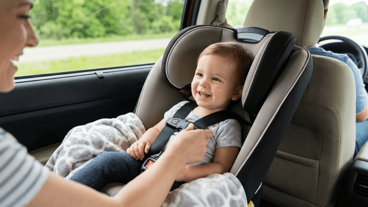 Tại Sao Chuyên Gia Khuyên Bé Nên Ngồi Quay Mặt Về Sau (Rear-facing) Càng Lâu Càng Tốt?